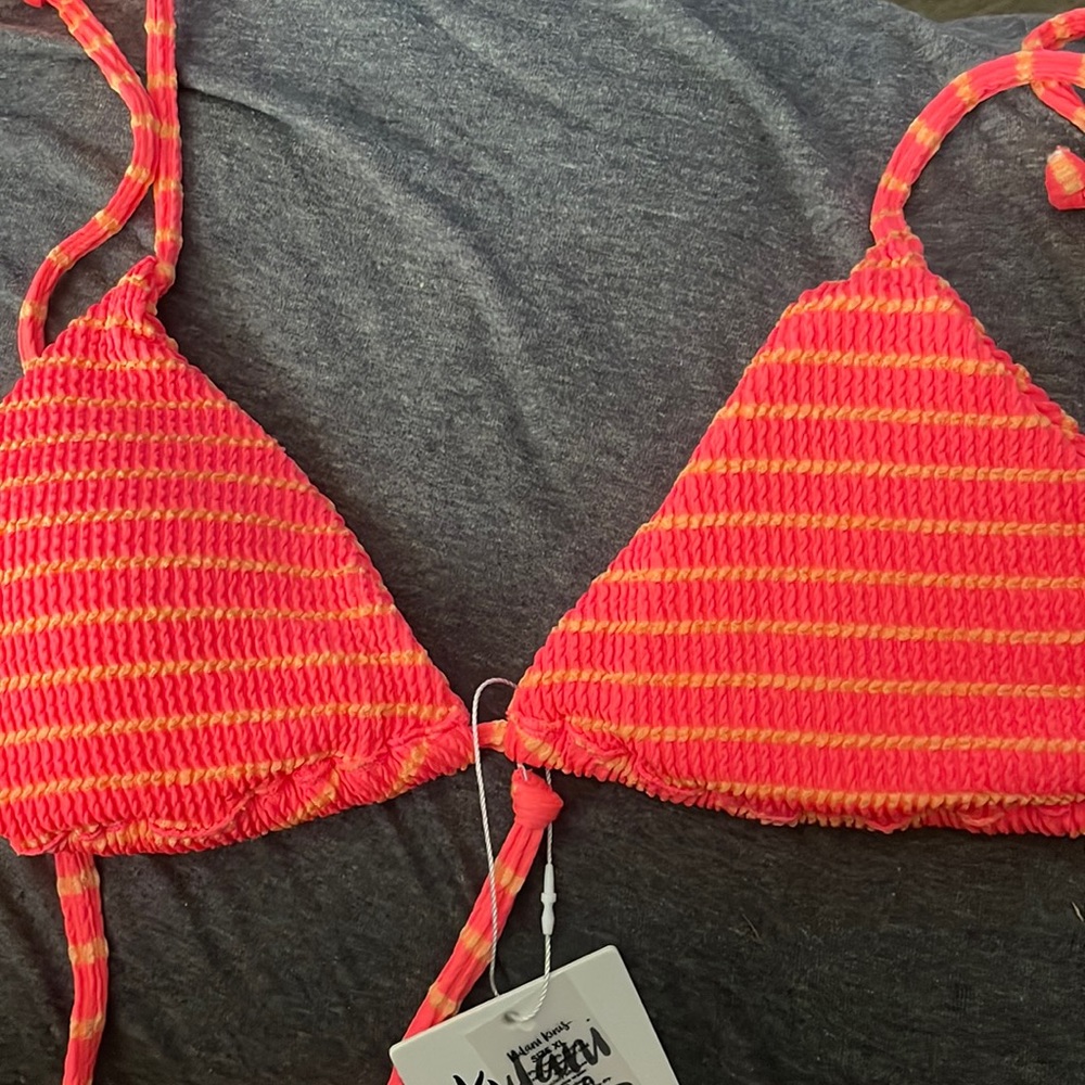 Kulani Kinis top